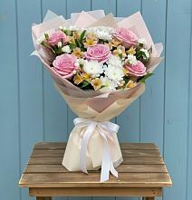 Букет цветов из:  Гвоздики, Орхидеи и Розы в Александрии