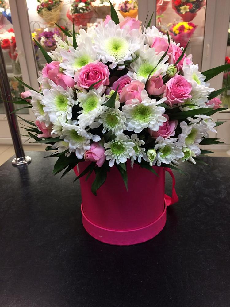 Цветочная композиция из Розы и Хризантемы в шляпной коробке в Александрии