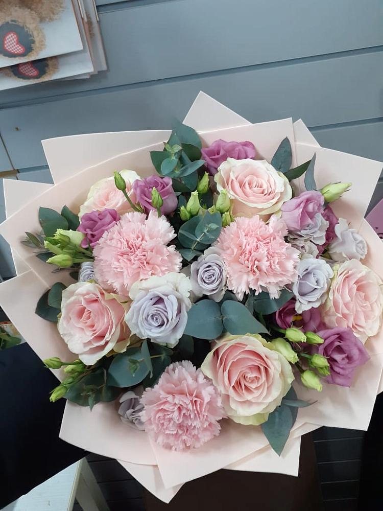 Букет цветов из: Розы, Гвоздики и Лизиантусы в Александрии